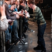 Mathias Malzieu signe des autographes