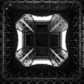 Perspective sous la Tour Eiffel