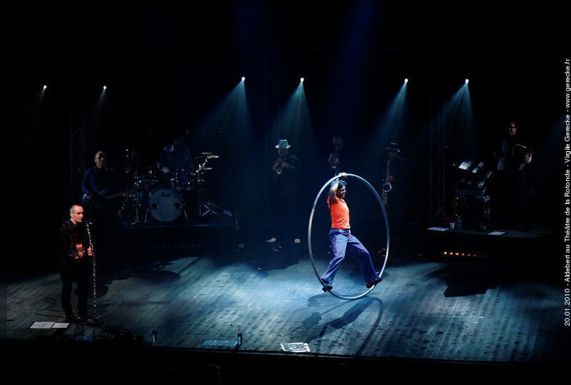 Aldebert sur scène avec les artistes du Cirque Plume